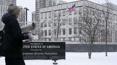 Evacuar las embajadas en Kiev fue un gran error, dice presidente de Ucrania