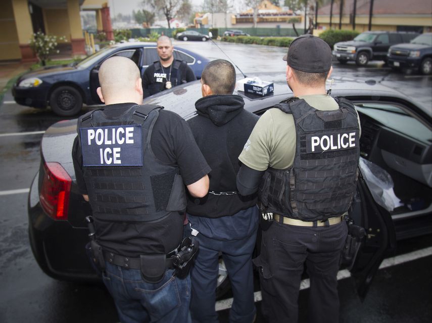 El Servicio de Control de Inmigración y Aduanas de Estados Unidos, un extranjero es arrestado durante un operativo contra inmigrantes no autorizados. 
