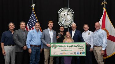Taylor Stanberry&nbsp; recibe un cheque por $10.000 tras ganar el Desafío de Pitones de Florida 2025™.