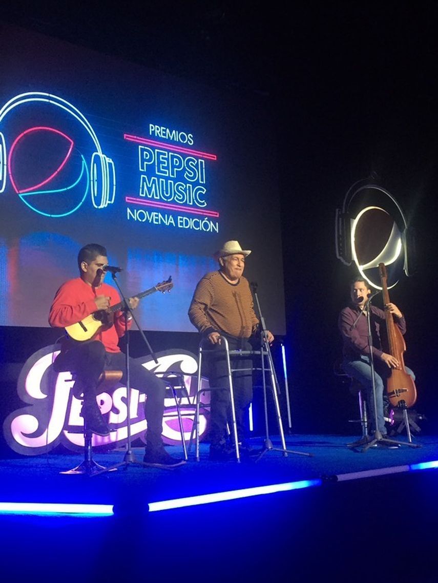 La rueda de prensa de la novena edición de los Premios Pepsi fue animada musicalmente por el cantautor Gualberto Ibarreto y el cuatrista Héctor Medina