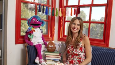 En esta imagen difundida por Universo, la conductora Romina Puga con los títeres Maya, izquierda, y Coco de la serie para niños Club Mundo Kids. 