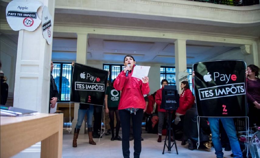 Durante la protesta, los activistas repartieron panfletos y colgaron pancartas.