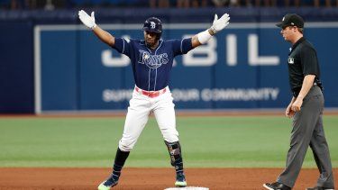 El cubano Yandy Díaz, de los Rays de Tampa Bay, celebra luego de conectar un doble ante los Marineros de Seattle, el sábado 9 de septiembre de 2023.
