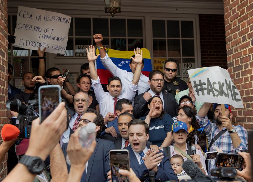 Carlos&nbsp;Vecchio&nbsp;(c), embajador en Estados Unidos del líder de la oposición venezolana Juan Guaidó, se reúne con simpatizantes fuera de la Embajada de Venezuela este miércoles, en Washington.