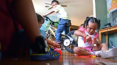 Grupos religiosos y comunitarios realizarán ayunos y&nbsp;protestas&nbsp;para exigir el cierre de por lo menos diez centros que albergan en Chicago a niños separados de sus padres indocumentados en la frontera sur, anunció hoy el pastor José Landaverde.