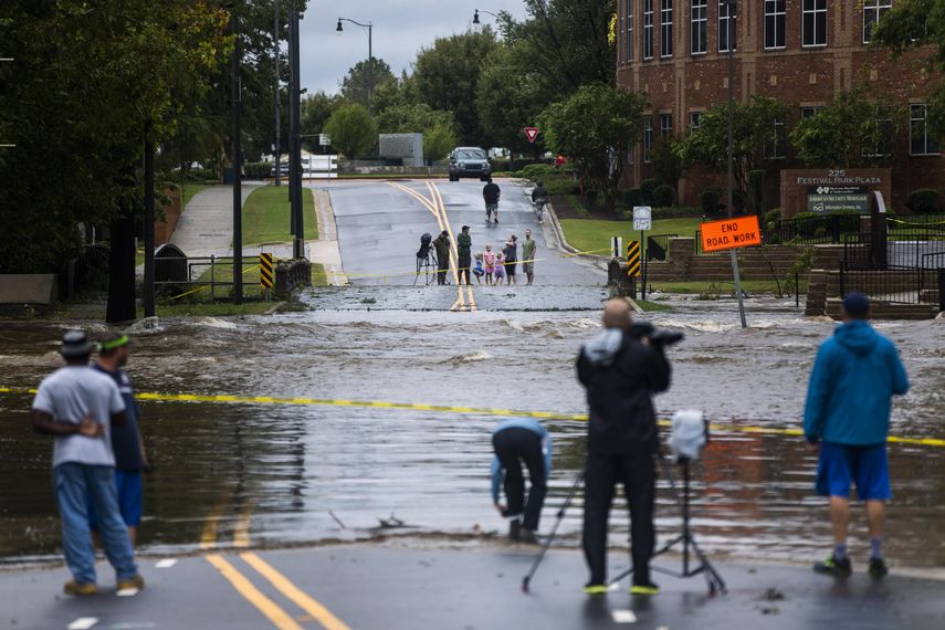 El nivel del agua ha comenzado a aumentar paulatinamente en Fayetteville, Carolina del Norte.