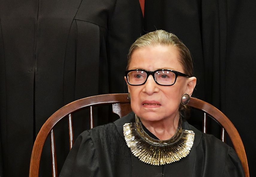 En esta foto de archivo tomada el 30 de noviembre de 2018, la jueza Ruth Bader Ginsburg posa para la foto oficial en la Corte Suprema en Washington, DC.&nbsp;