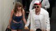 Travis Kelce, tight end de los Chiefs de Kansas City, y su novia, la superestrella pop Taylor Swift, salen tomados de la mano tras un partido de la NFL ante los Ravens de Baltimore, el jueves 5 de septiembre de 2024.