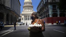 Una mujer carga una cajilla de huevos en las inmediaciones del Capitolio, en La Habana, Cuba.