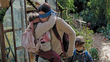 El éxito de la película Bird Box, que según Netflix ha sido vista por más de 45 millones de abonados, ha dado lugar a un reto que se ha hecho viral en las redes sociales.