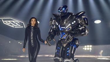 La modelo Irina Shayk desfila para la colección Philipp Plein con un robot, una característica del desfile, durante la Semana de la Moda en Nueva York, el sábado 10 de febrero de 2018.