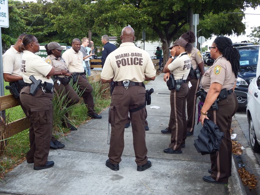 El oficial Robin Pinkard declaró que los oficiales fueron embestidos por al menos dos individuos armados.