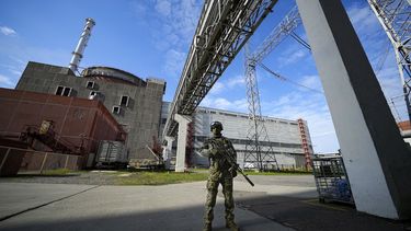 Un militar ruso vigila una zona en torno a la central nuclear de Zaporiyia, en territorio bajo control ruso, en el sureste de Ucrania, el 1 de mayo de 2022.&nbsp;