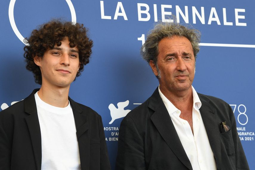 El actor italiano Filippo Scotti y el director italiano Paolo Sorrentino asisten a un photocall de la película E stata La Mano di Dio (La mano de Dios) presentada en competencia durante el 78 Festival de Cine de Venecia.