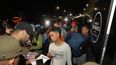 Migrantes venezolanos abordan un autobús que los llevará a un albergue en la ciudad de Arica, Chile.