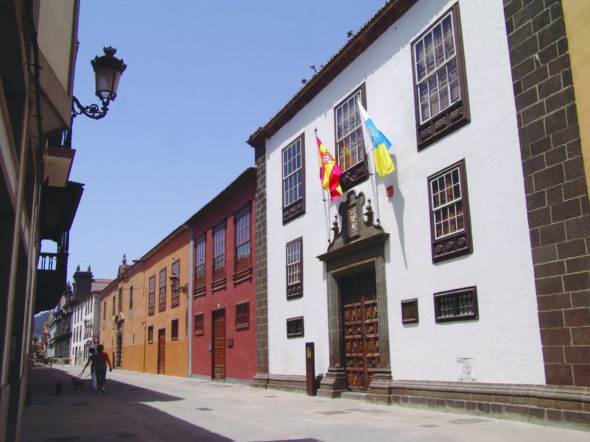 La Laguna muestra sus sobrios palacetes, iglesias y conventos muy bien cuidados.