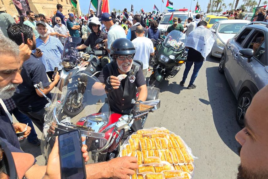 Activistas distribuyen alimentos.