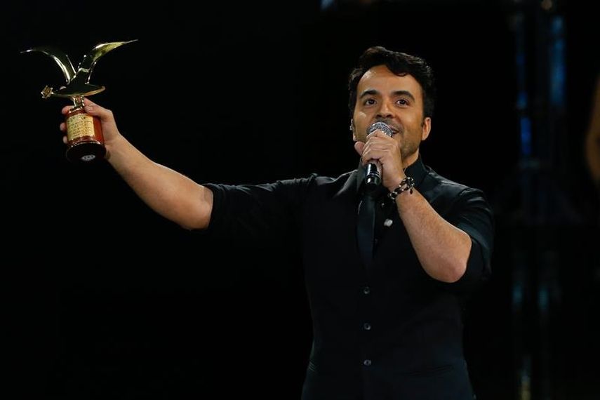 El intérprete boricua Luis Fonsi se presenta en el Festival de Viña del Mar con su Gaviota de Oro en mano. (EFE). 