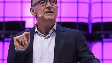El inventor de la página web, Tim Berners-Lee, pronuncia un discurso durante la inauguración de la Web Summit en Lisboa, Portugal.