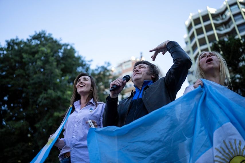 El candidato presidencial de la coalición La Libertad Avanza, Javier Milei, saluda a sus partidarios durante un mitin en Buenos Aires, Argentina.