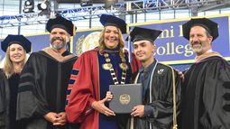 Estudiante graduado del Miami-Dade College, junto a la presidenta de la institución Madeline Pumariega. Estudiante graduado del Miami-Dade College, junto a la presidenta de la institución Madeline Pumariega.