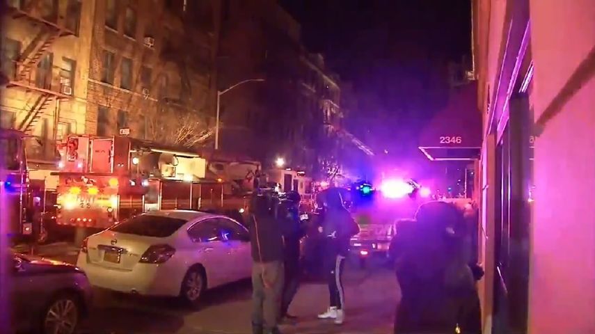 El incendio en el edificio de apartamentos del Bronx se prolongó durante dos horas antes de que pudiera ser controlado por los bomberos.