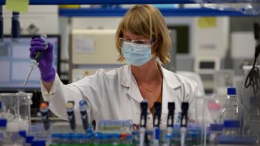 Una científica trabaja en un laboratorio de EEUU