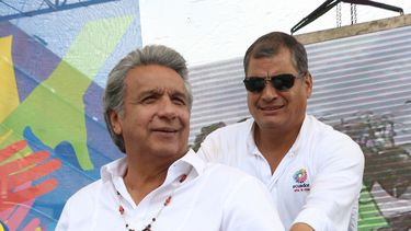El presidente electo de Ecuador,&nbsp;Lenin&nbsp;Moreno&nbsp;(i), y el presidente Rafael Correa (d) &nbsp;un festival el sábado 22 de abril de 2017, en Quito, Ecuador.