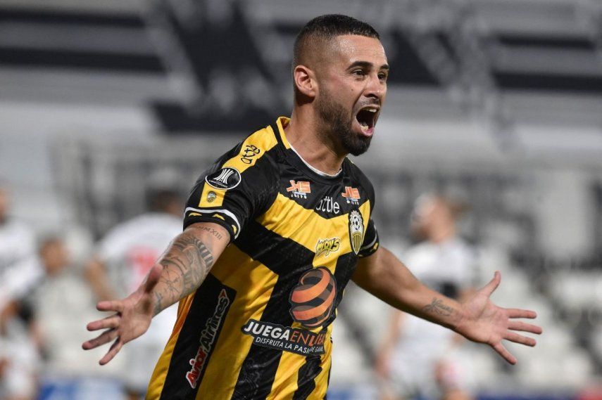 El jugador argentino Lucas Trejo, en ese entonces del Club Táchira en Venezuela, celebra tras marcar un gol en un partido de la Copa Libertadores, el 26 de mayo de 2021.