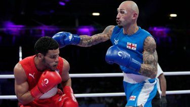 El cubano Erislandy Álvarez, de rojo, en su semifinal de peso ligero de Juegos Olímpicos ante el georgiano Lasha Guruli, el domingo 4 de agosto de 2024, en Villepinte, Francia.
