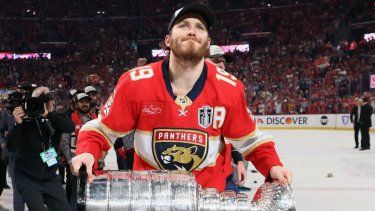 Matthew Tkachuk #19 de los Florida Panthers patina con la Copa Stanley tras su victoria sobre los Edmonton Oilers tras el sexto partido de la final de la Copa Stanley de la NHL 2025 en el Amerant Bank Arena el 17 de junio de 2025 en Sunrise, Florida.&nbsp;