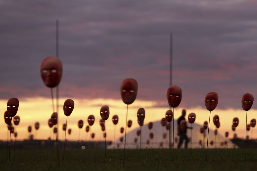 En esta imagen del 23 de mayo de 2017, se pueden ver máscaras que representan a políticos corruptos en un jardín ubicado a las afueras del Congreso Nacional, en Brasilia, Brasil.&nbsp;