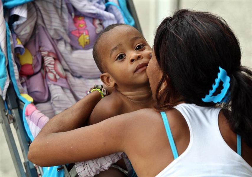 Una madre juega con su pequeño hijo en La Habana, Cuba. (EFE)