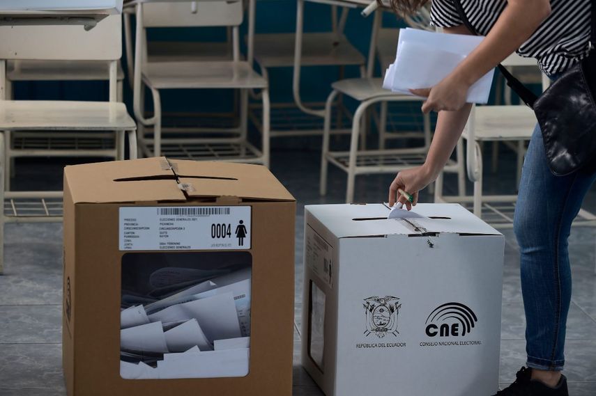 Una mujer ecuatoriana emite su voto en la escuela de Costa Rica durante las elecciones generales, en Quito, Ecuador, el 7 de febrero de 2021. Las urnas abiertas el domingo para las elecciones generales de Ecuador en las que un socialista y un exbanquero compiten por el liderazgo de una nación sitiada. por profundos problemas económicos.