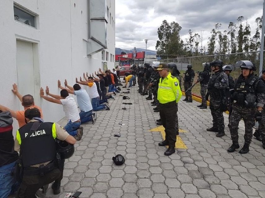 Extranjeros detenidos en Quito en el marco de las protestas contra el Gobierno de Len&iacute;n Moreno.