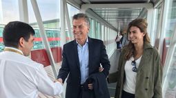 Macri&nbsp;y su comitiva viajaron en un vuelo comercial con destino a Fráncfort, donde hará una escala antes de dirigirse hacia la capital rusa, a la que llegará en la tarde del lunes.