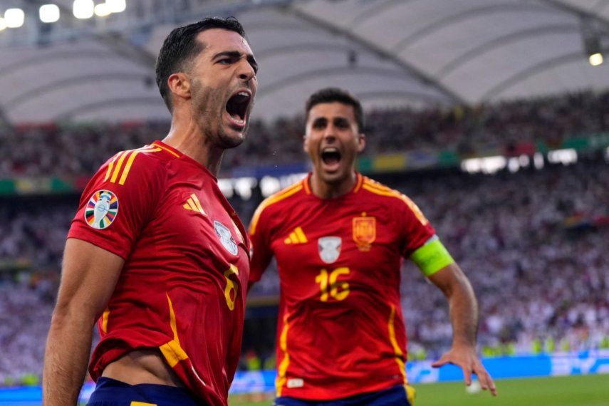 El español Mikel Merino celebra con su compañero Rodri tras anotar el gol de la victoria en el duelo de cuartos de final de la Eurocopa ante Alemania en Stuttgart el viernes 5 de julio del 2024.&nbsp;