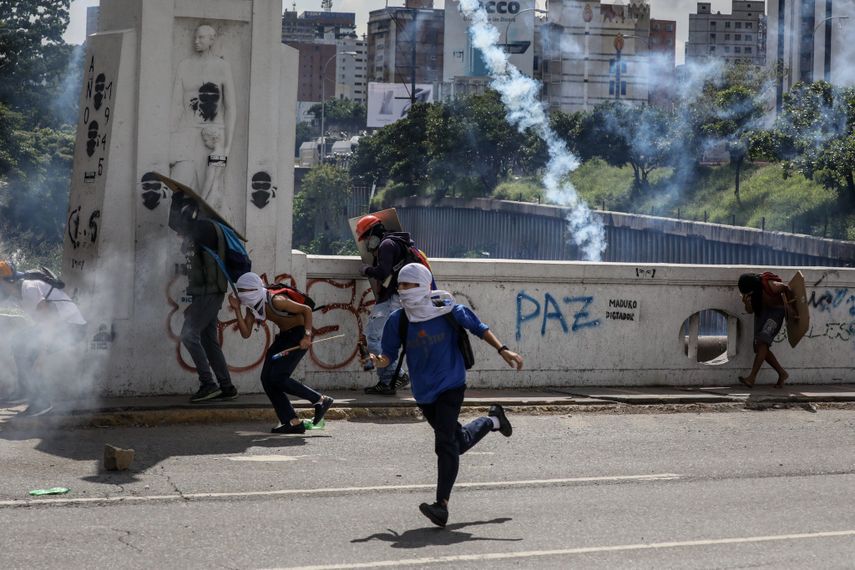 Las fuerzas de seguridad del Estado venezolano han dispersado con gases lacrimógenos las protestas de la oposicion, que llevan casi 100 días