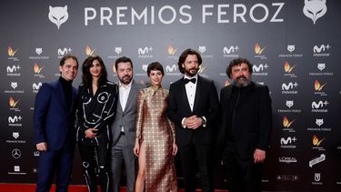 El equipo de la serie La casa de papel posa a su llegada a la entrega de los premios Feroz, en Madrid.&nbsp;