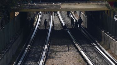 Los equipos de rescate inspeccionan las vías férreas después de que chocaran dos trenes subterráneos, en la Ciudad de México, el sábado 7 de enero de 2023.