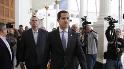El líder opositor y presidente encargado de Venezuela, Juan Guaidó, llega a la Asamblea Nacional para reunirse con el enviado especial de la Unión Europea para Venezuela, Enrique Iglesias.