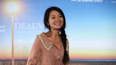 La cineasta china Chloé Zhao, ganadora del Golden Globe a la mejor directora por Nomadland, que también se alzó con el premio a la mejor película en la recién edición de la entrega de los Globos de Oro.&nbsp;