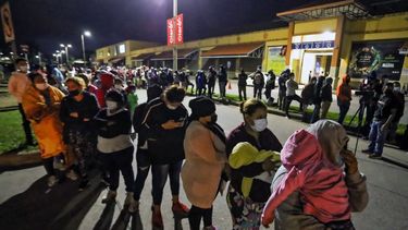 Al menos unas 500 personas salieron en caravana de la gran terminal de transporte de San Pedro Sula, 180 km al norte de Tegucigalpa, rumbo a Corinto, frontera con Guatemala. Sábado 15 de enero 2022.