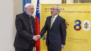 Monseñor Paul Richard Gallagher y embajador Matthew S.M. LEE.