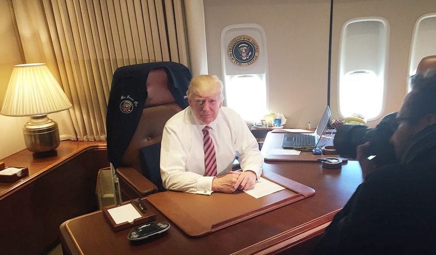 El presidente estadounidense, Donald Trump, posa en su escritorio del Air Force One durante su primer viaje oficial como mandatario en enero de este año.
