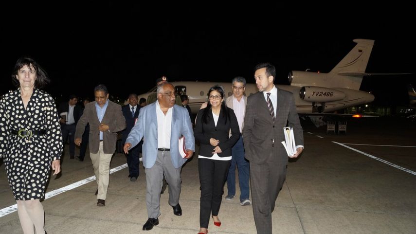 Rodríguez arribó al aeropuerto internacional de la capital del país austral junto a miembros de su equipo y con Choquehuanca.