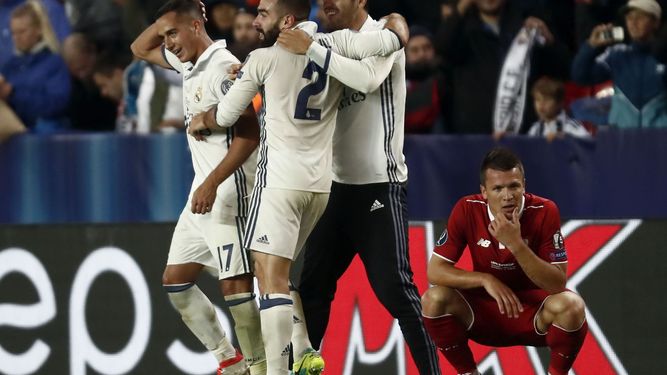 El defensa del&nbsp;Real&nbsp;Madrid&nbsp;Carvajal (segundo a la izquierda) es felicitado por sus compañeros tras marcar el tercer gol ante el Sevilla