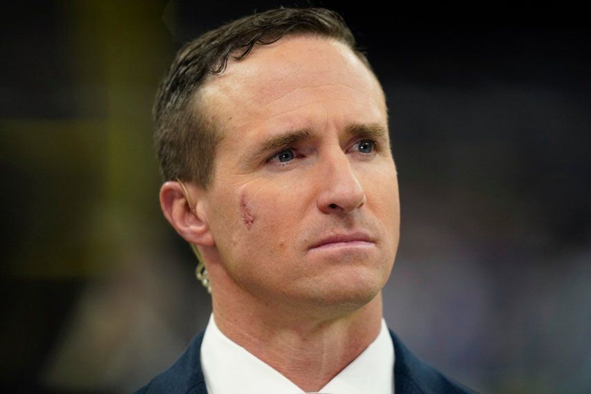 El exmariscal de campo de los New Orleans Saints, Drew Brees, ahora analista de televisión, habla en el campo antes de un partido de fútbol americano de la NFL contra los Buffalo Bills en Nueva Orleans, el 25 de noviembre de 2021. Brees termina oficialmente en NBC Sports después de un año. El presidente de NBC Sports, Pete Bevacqua, dijo en una entrevista telefónica con Associated Press que Brees no será parte de la cobertura de NFL y Notre Dame de la cadena este año.&nbsp;
