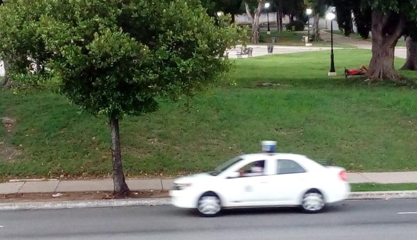 Patrulla circulando por una calle de La Habana.&nbsp;