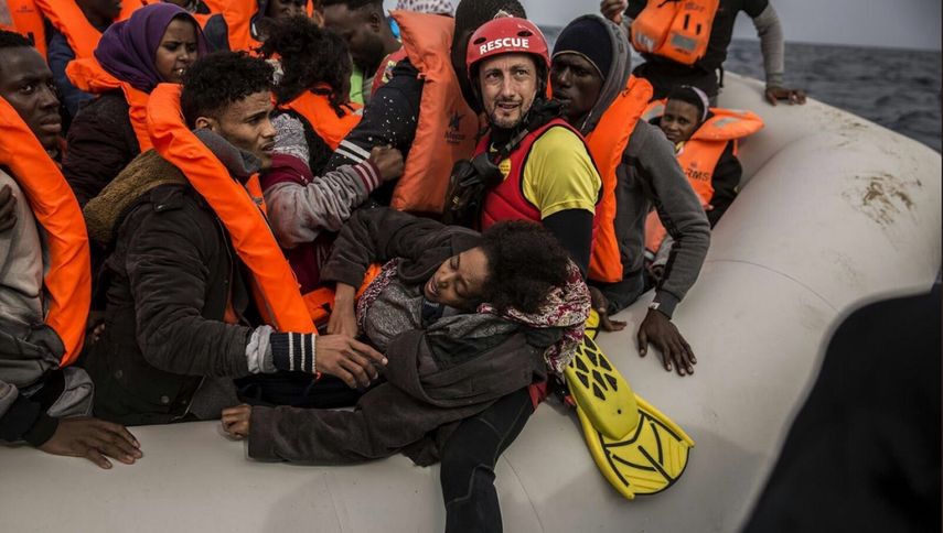 Proactiva Open Arms insiste en que no puede permitir que los migrantes sean devueltos a Libia, donde se enfrentan a torturas y abusos, y dice que su único crimen es salvar a las personas.